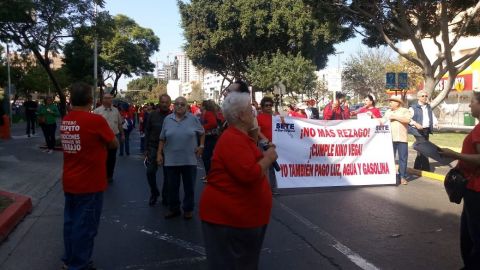 Maestros de Sete BC, marchan en apoyo a sus compañeros jubilados