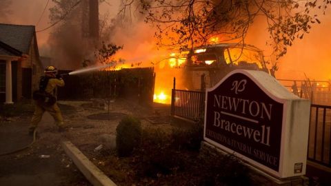 Aumentan a 30.000 los evacuados por devastador incendio en norte California