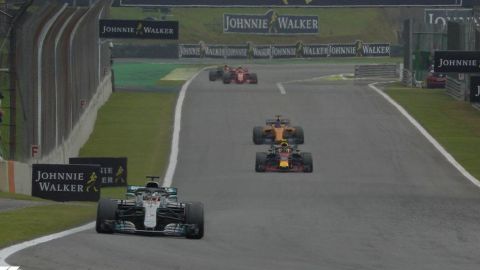 Hamilton gana GP de Brasil; Mercedes se corona en constructores