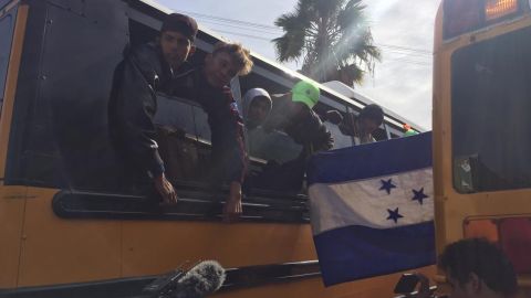 VIDEO: Celebra caravana migrante su llegada a Tijuana