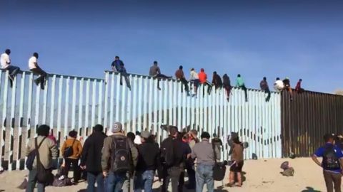Migrantes de Centroamérica treparon el muro fronterizo en Playas de Tijuana