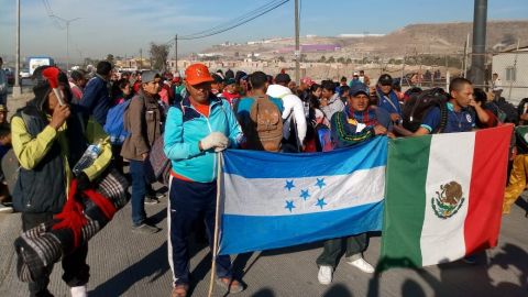 Hondureños extienden la bandera mexicana como agradecimiento