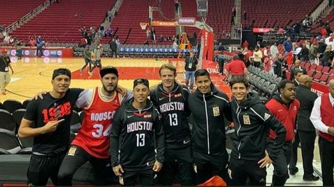 Jugadores de Tigres asisten al juego de Rockets Houston