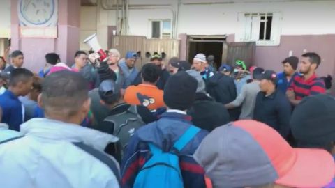 Llegan camiones con migrantes extranjeros a Mexicali