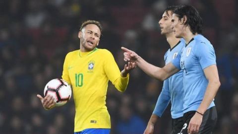 Neymar y Cavani protagonizaron roce en amistoso