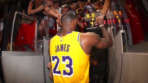 LeBron James anota 51 puntos en triunfo de Lakers
