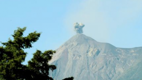 Cae ceniza en Chiapas tras explosión del volcán de Fuego en Guatemala