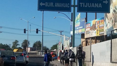 Caravana migrante deja Mexicali y se dirige a Tijuana