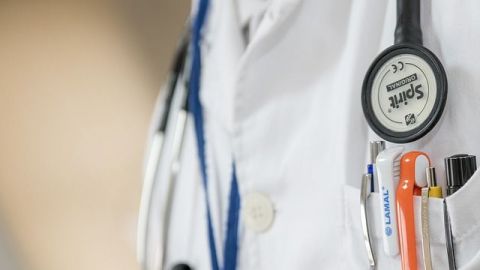 Falta de pago podría dejar sin empleo a 400 médicos y enfermeras
