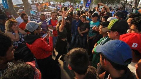 Migrantes se declaran engañados por quienes los trajeron a Tijuana