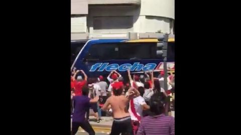 Aficionados de River atacan camión que transportaba al Boca