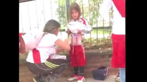 Seguidora de River Plate esconde bengalas en cuerpo de menor