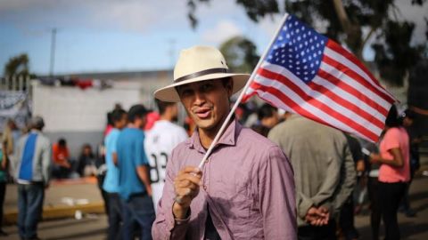 Refugio de migrantes  se llena de banderas estadounidenses