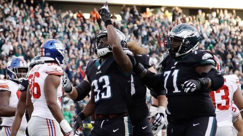 Eagles se acercan al primer lugar en el Este con victoria ante Giants