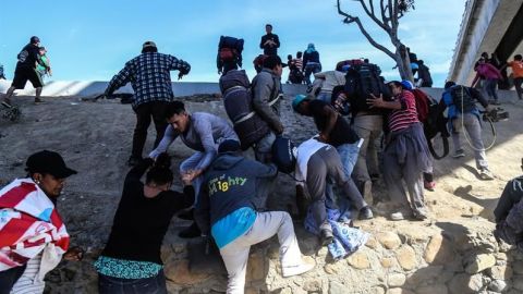 Trump urge a México a devolver a migrantes y amenaza con cerrar la frontera
