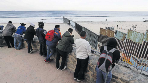 Trump insiste en muro en la frontera con México a través del que pueda verse