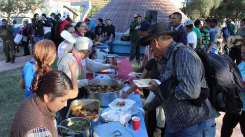 Colectivos en Mexicali dan alimentos a migrantes