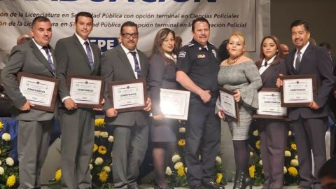 Obtienen Licenciatura 11 policías municipales de Ensenada 