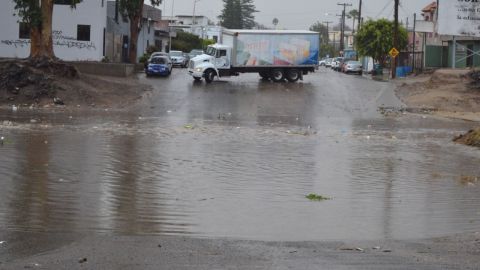 Calles del primer cuadro inundadas y ocho choques de vehículos