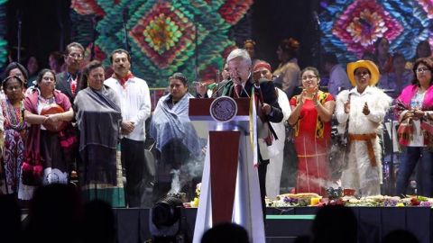 "Estamos recibiendo un país en quiebra", dice AMLO en el Zócalo