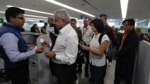 AMLO toma su primer vuelo comercial a Veracruz como Presidente