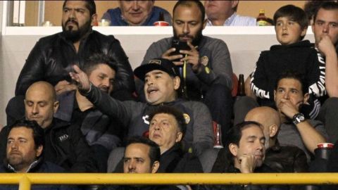 Maradona sale de estadio en malas condiciones tras perder la final