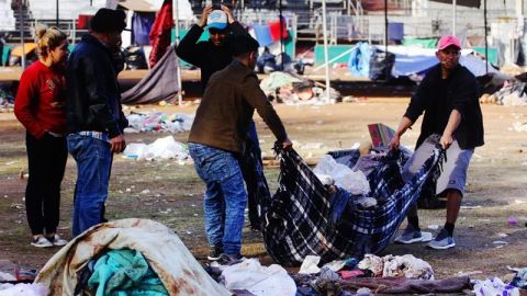 Migrantes permanecen afuera de albergue de la Unidad Deportiva Benito Juárez