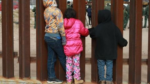 Arrojan a tres niños guatemaltecos sobre el muro fronterizo de EU