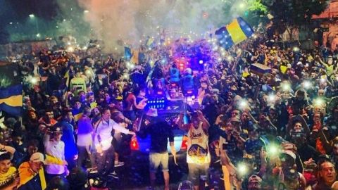 Despiden miles de aficionados a Boca antes de partir a Madrid