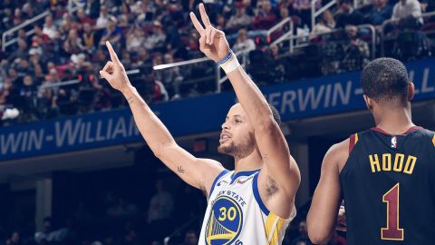 Curry anota 42 puntos y Warriors apalea 129-105 a Cavaliers