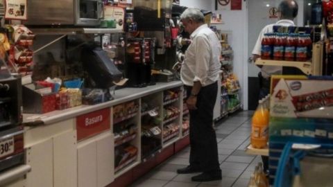 Captan al presidente López Obrador comprando café en un OXXO