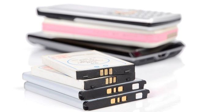Adolescente muere electrocutado mientras cargaba su celular