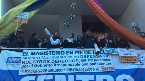 Cerca de 5 mil maestros marcharon en Tijuana para exigir su pago
