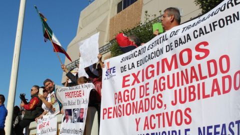 Sin clases en Baja California, no les han pagado a los maestros