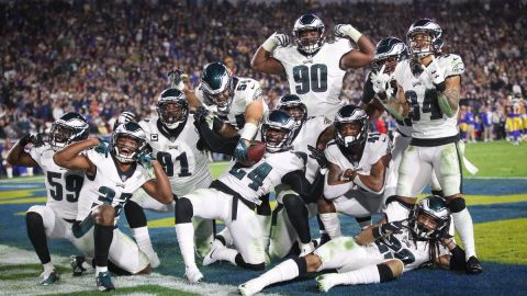 Philadelphia se aferra a la vida con sorpresiva victoria sobre los Rams