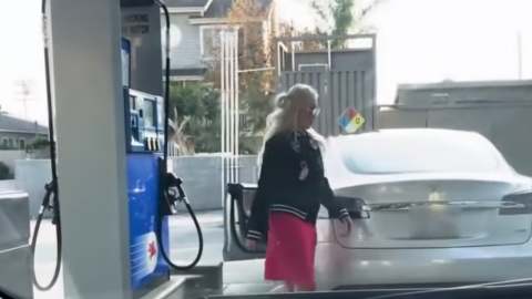 VIRAL: Mujer intenta cargar gasolina a un Tesla