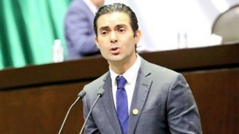 Diputado Ernesto D´Alessio prefiere jugar "cascarita" que debatir