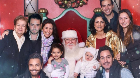 Sorprende foto navideña de familia Derbez con "photoshop"