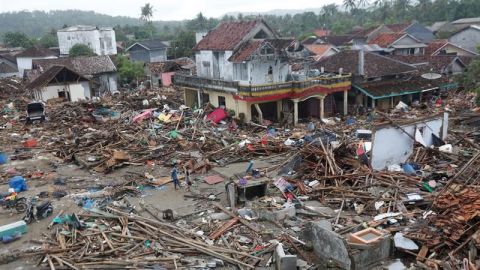 Elevan a 429 los muertos en el tsunami de Indonesia