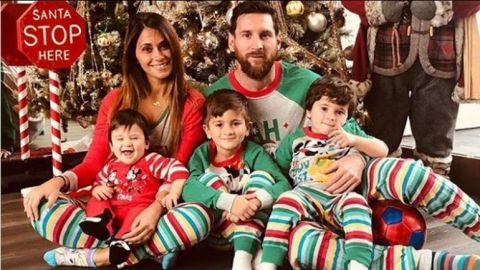Messi y familia causan furor con una foto navideña