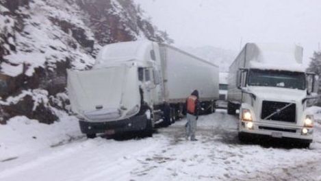 Caída de nieve obliga a cierre de carreteras en Sonora