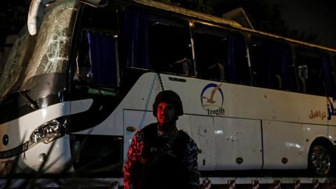 Cuatro muertos y 10 heridos en una explosión en un bus cerca de las pirámides