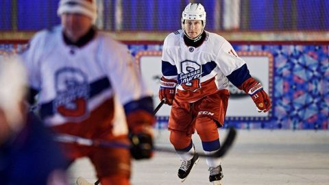 Putin jugó hockey en la Plaza Roja para despedir el año