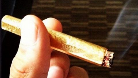 Venden por 11.000 dólares un cigarro de marihuana envuelto en papel de oro