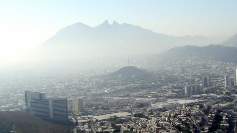 Declaran contingencia en Monterrey por contaminación y carnes asadas