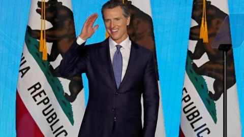 Nuevo gobernador de California dice que el estado seguirá enfrentando a Trump