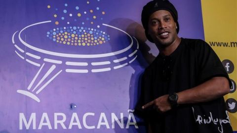 Ronaldinho recibe homenaje en Maracaná y pasa a ser parte de su paseo de fama
