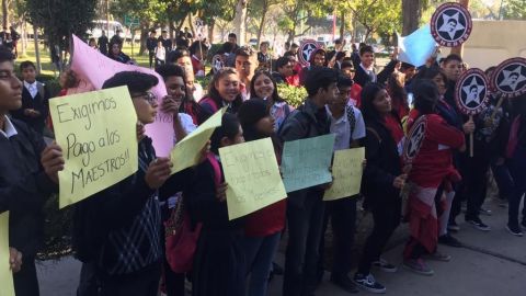 Alumnos antorchistas piden que les paguen a sus maestros y mejorar su escuela