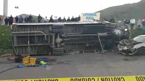 Volcadura de camión deja a una persona sin vida en el bulevar 2000