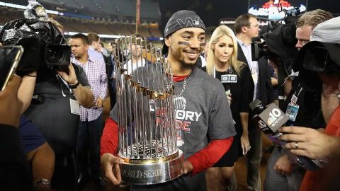Mookie Betts evita el arbitraje y pacta por US$20 millones con Medias Rojas